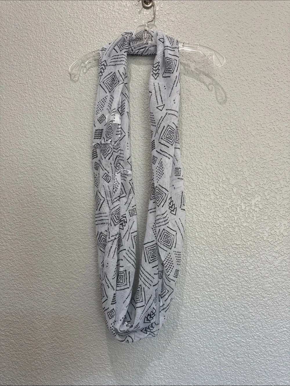 Old Navy Gray and Black Geometric Infinity Scarf